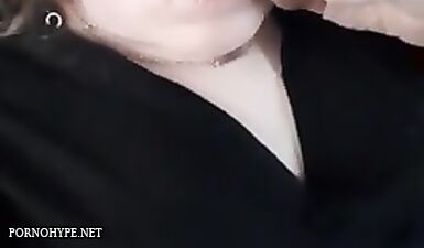 Девушка в колготках показывает свои прелести