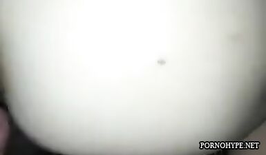 Молодой парень расслабляется с зрелой женщиной