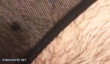 Волосатая шалава получает жесткий трах в трусиках: горячее порно видео!