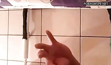 Пышная брюнетка рвет блузку, показывая огромные сиськи: горячий сольный сексшоу!