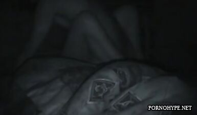 Шлюху Наташку жестко трахают во тьме