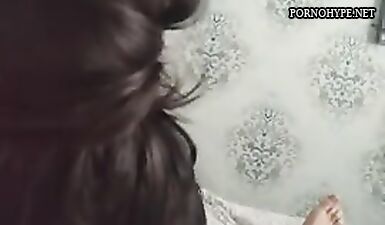 Девушка сосет член с любовью и жаждой.