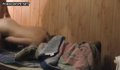 Шлюха трахается раком на скрытую камеру