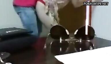 Темнокожий парень трахает худенькую девочку в офисе на скрытую камеру