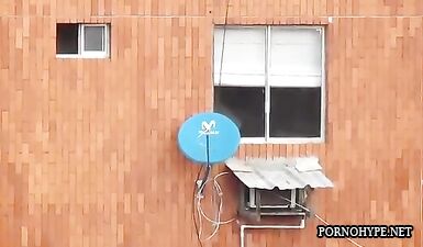 Шлюха показывает огромные сиськи у окна незнакомцу: жесткий трах!