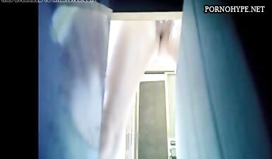 Молодая девушка бреет свою письку на скрытую камеру