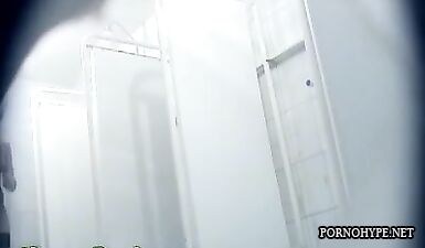 Скрытая камера в общественной душевой: сиськи, маленькие, горячая красотка