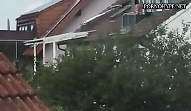 Пылкая красотка соблазняет соседа на открытом воздухе