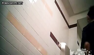 Кассирша срет в туалете и демонстрирует горячую попу