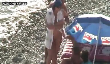 Групповой секс на нудистском пляже: безудержная оргия