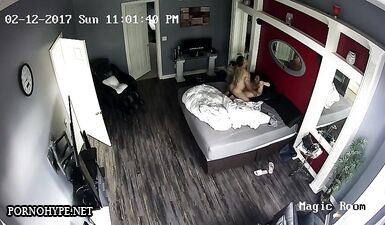 Шальная ебля азиатки с хозяином на кровати перед скрытой камерой - горячий секс без цензуры!