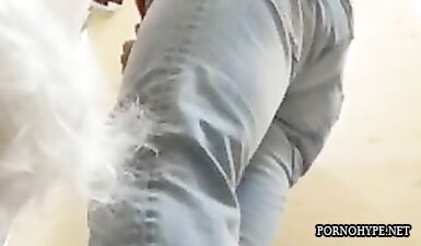 Шалава раздевается на скрытой камере в раздевалке: жесткий контент для взрослых