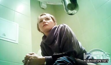 Зрелая шлюха попала в ловушку скрытой камеры в общественном туалете и обоссала все вокруг