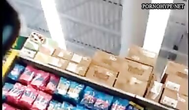 Скрытая камера в магазине: жопы в плотных штанах (18+)