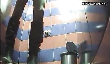 Шокирующее видео: Скрытая камера уличила сексапильную блондинку в интимном моменте! ¡Горячие сексуальные приключения онлайн!