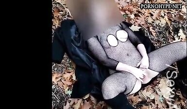 Дикая сучка кончает среди осенних листьев в лесу