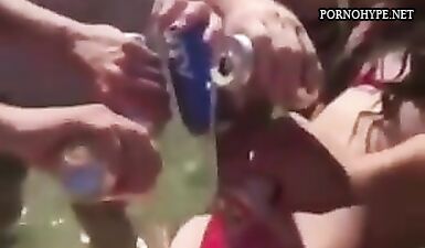 Шлюхи пойманы скрытой камерой показывают свои жопы на камеру