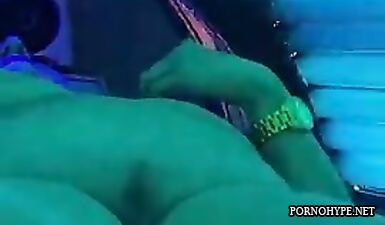 Сексуальная мамочка мастурбирует в солярии, лаская свою киску и сиськи