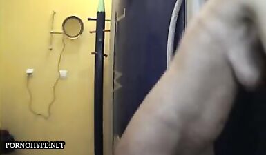 Сексуальная шлюха показала свои огромные сиськи и мокрую киску!