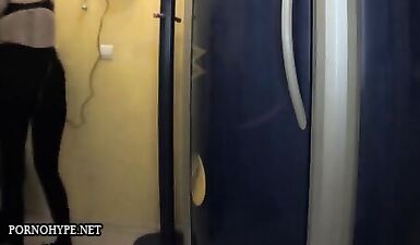 Пылкая красотка обслуживает член в солярии, взрыв спермы на лицо - секретная запись