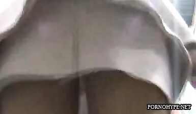 Сексуальная девушка в откровенном наряде на улице: жаркий секс и удовольствие