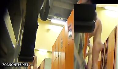 Сексуальная шлюха меняет наряд в горячей раздевалке: жаркий стриптиз!