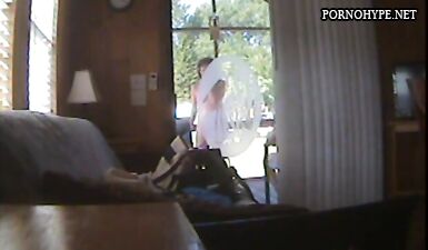 Грубый мужик снимает обнаженную шлюху у окна на скрытую камеру