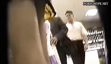 Молодая девушка в короткой юбке показала писю снизу