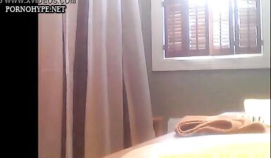 Пухлая девка в ванной не подозревала о скрытой камере, снимающей ее обнаженное тело