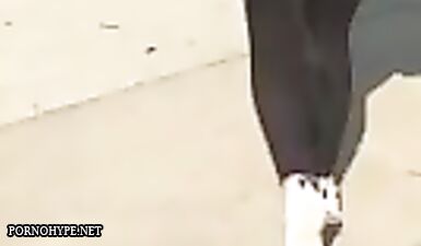 Сексуальная сучка в прозрачных колготках показывает свою задницу на скрытую камеру в общественном месте