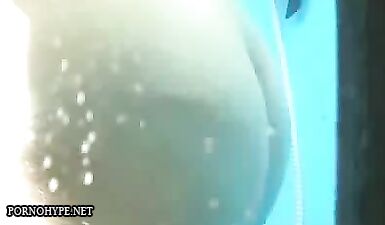 Русская женщина занимается сексом в кабинке на пляже под прикрытием камеры