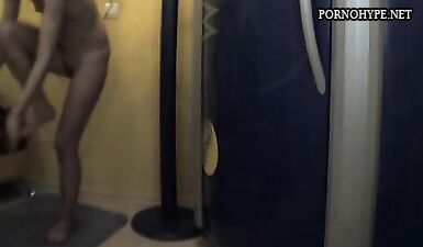 Подглядывание за обнаженной проституткой снизу: скрытая камера (18+)