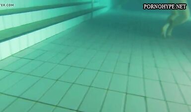 Подводный секс: шлюха снимает сучек, трахая их в воде