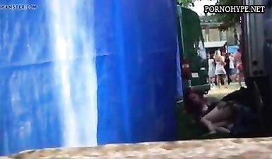 Русские рокеры ебутся на фесте среди авто
