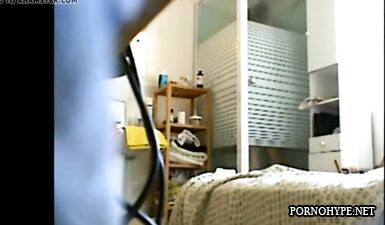 Шерстистая пизда в ванной: скрытая камера сняла шаловливую шлюху во всей ее похотливой красоте!