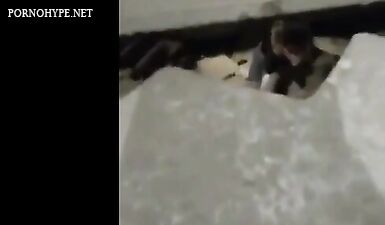 Скрытая камера: куни и анальный секс со страпоном в общественном туалете