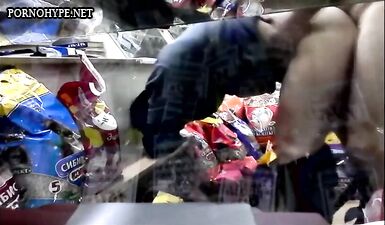Жесткий секс с коротко стриженой продавщицей в магазине: сосет, трахается раком и скрытая камера