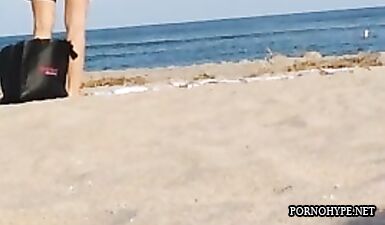 Сексуальная девушка в купальнике демонстрирует задницу на пляже под прикрытием скрытой камеры