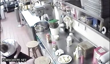 Скрытая камера в кафе: Сосиска в пизде - жаркая сцена на кухне