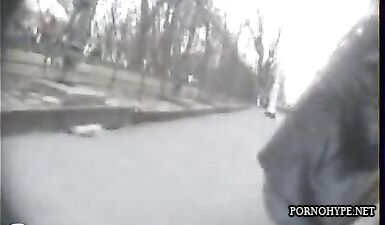 Девушка в колготках и юбке писает на улице и попадает на скрытую камеру