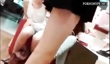 Скрытая камера: сексуальные девушки в мини-юбках в магазине обуви!