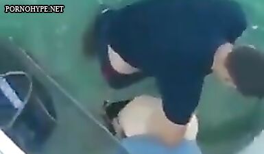 Подглядывающая камера поймала парня, трахающего шлюху на улице!