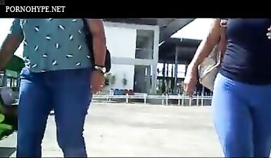 Секс на парковке: толстушка в обтягивающих штанах получает член в попку.