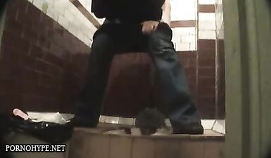Пизда писает на скрытую камеру в полу-стоячей позе - горячее видео для любителей скрытой камеры