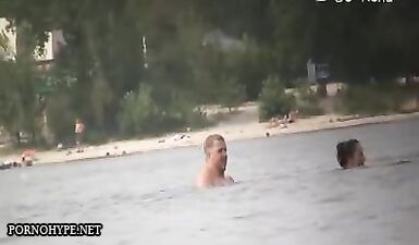 Шлюха без одежды погружается в море