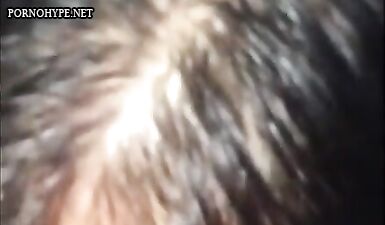 Соблазнительная пышечка страстно облизывает член в домашнем порно видео