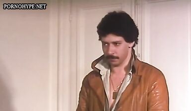 Грубый секс и минет с похотливой монашкой в старом французском порно