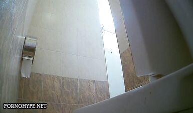 Шокирующие скрытые камеры в женском туалете: грязные секреты, интимные моменты и страстные разоблачения!