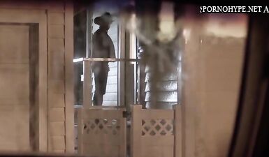 Горячая блондинка трахается на улице под дождем в жесткой порно-сцене