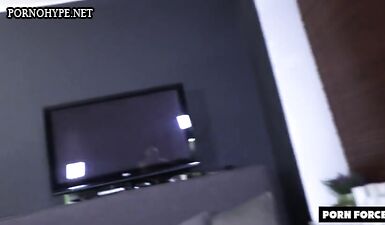 Шлюха трахается с соседом, чтобы он выебал ее пизду